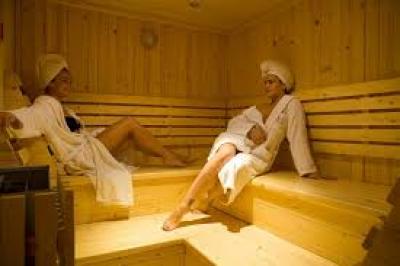 PER CHIUDERE LA GIORNATA DI SCI SAUNA A MONGINEVRO CON VALANGA AZZURRA